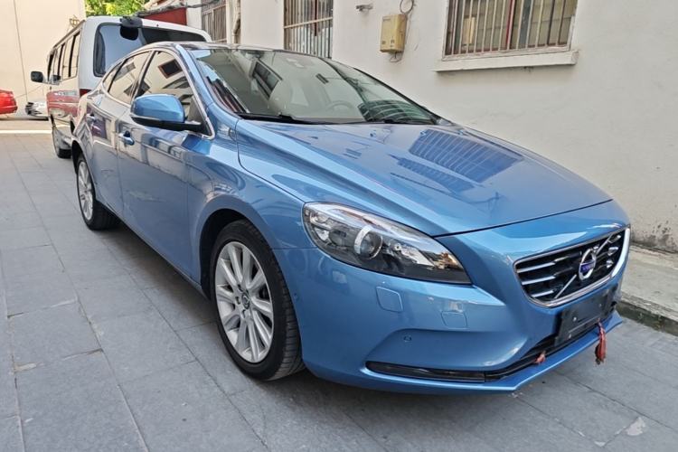 Used Volvo V40 2016 T4 Smart Luxury Edition Front Right 45 Deg