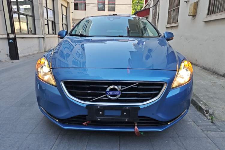 Used Volvo V40 2016 T4 Smart Luxury Edition Front