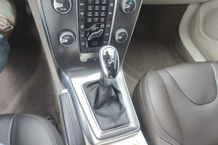Used Volvo V40 2016 T3 Zhiyi Edition Gear Lever