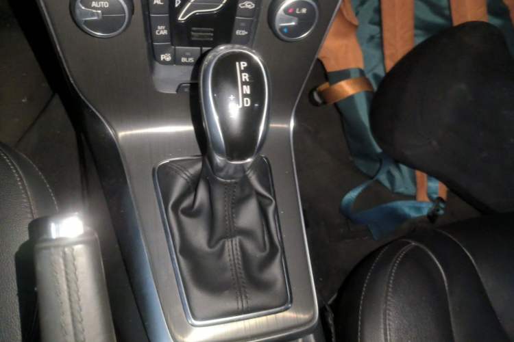 Used Volvo V40 2016 T4 Smart Luxury Edition Gear Lever