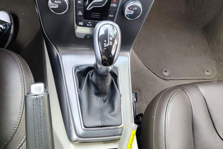 Used Volvo V40 2016 T4 Smart Luxury Edition Gear Lever