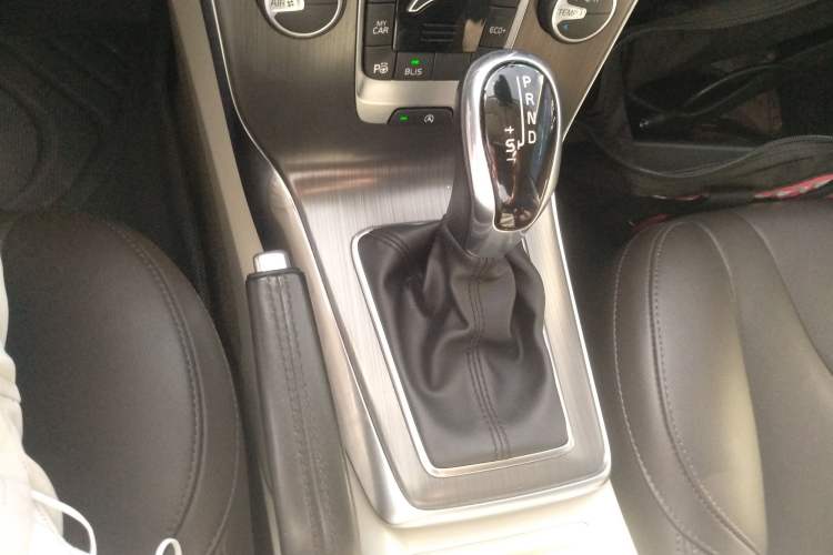 Used Volvo V40 2016 T4 Smart Luxury Edition Gear Lever