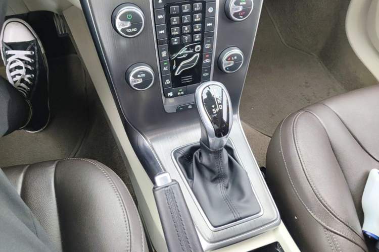 Used Volvo V40 2016 T4 Smart Luxury Edition Gear Lever