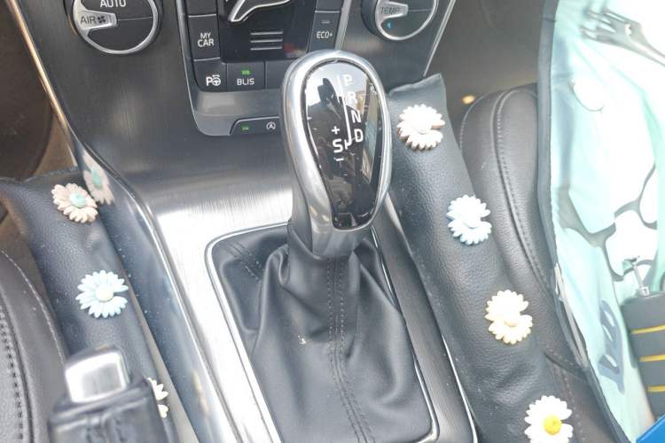 Used Volvo V40 2016 T4 Smart Luxury Edition Gear Lever