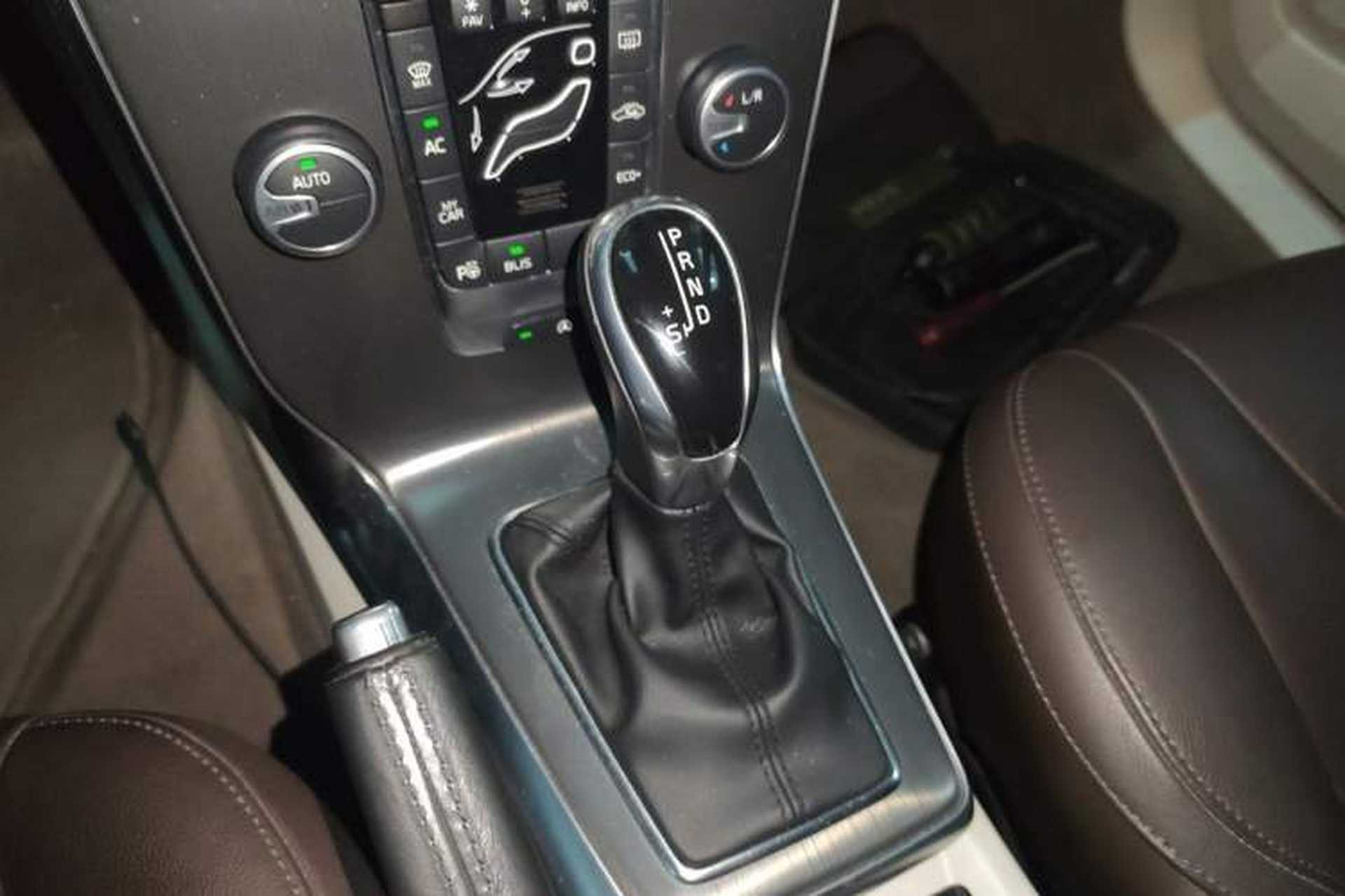 Used Volvo V40 2016 T4 Smart Luxury Edition Gear Lever