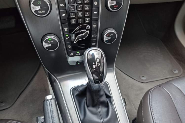 Used Volvo V40 2016 T4 Smart Luxury Edition Gear Lever