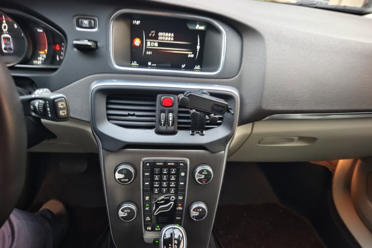 Used Volvo V40 2016 T4 Smart Luxury Edition Interior 11