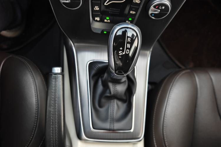 Used Volvo V40 2016 T4 Smart Luxury Edition Interior 12