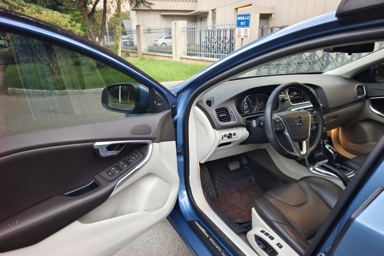 Used Volvo V40 2016 T4 Smart Luxury Edition Interior 2