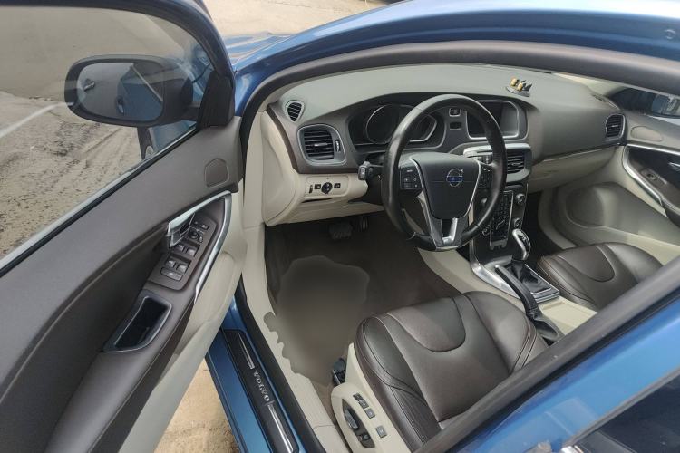 Used Volvo V40 2016 T3 Zhiyi Edition Interior 3