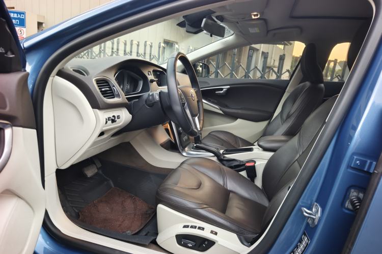 Used Volvo V40 2016 T4 Smart Luxury Edition Interior 4