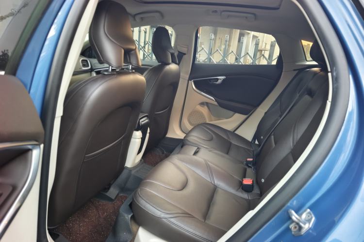 Used Volvo V40 2016 T4 Smart Luxury Edition Interior 7