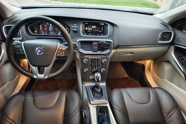 Used Volvo V40 2016 T4 Smart Luxury Edition Interior 8