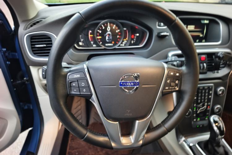 Used Volvo V40 2016 T4 Smart Luxury Edition Interior 9