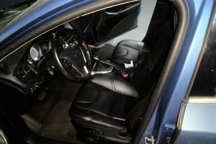 Used Volvo V40 2016 T4 Smart Luxury Edition Left Front Seat