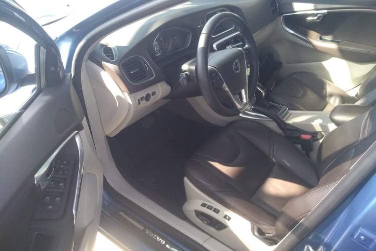Used Volvo V40 2016 T4 Smart Luxury Edition Left Front Seat