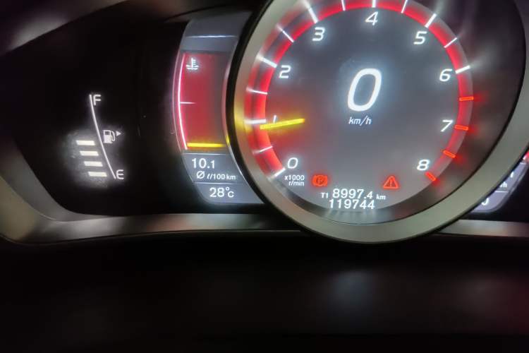 Used Volvo V40 2016 T4 Smart Luxury Edition Odometer Close Up