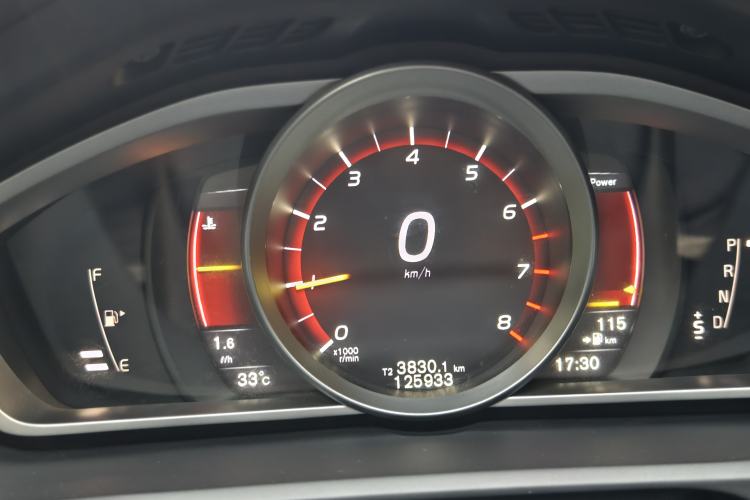 Used Volvo V40 2016 T4 Smart Luxury Edition Odometer Close Up