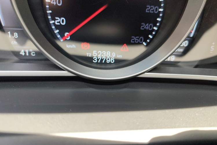 Used Volvo V40 2016 T3 Zhiyi Edition Odometer Close Up