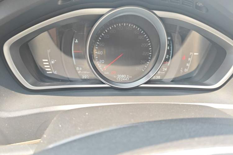 Used Volvo V40 2016 T4 Smart Luxury Edition Odometer Close Up