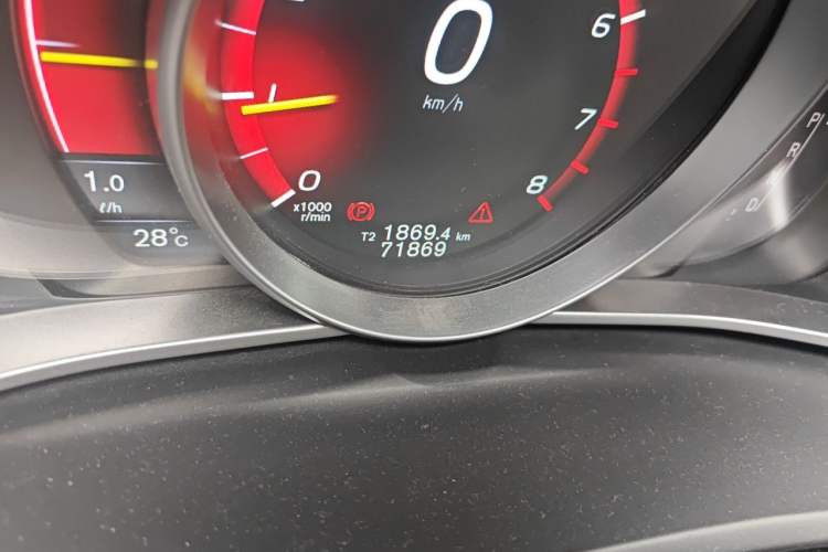 Used Volvo V40 2016 T3 Zhiyi Edition Odometer Close Up