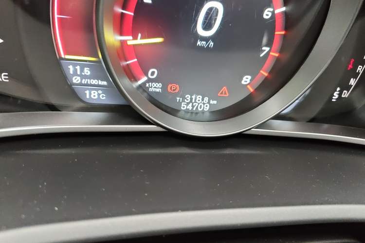 Used Volvo V40 2016 T3 Zhiyi Edition Odometer Close Up