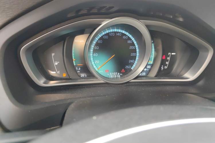 Used Volvo V40 2016 T3 Zhiyi Edition Odometer Close Up