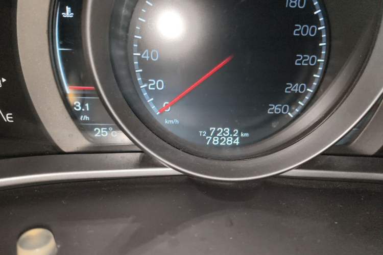 Used Volvo V40 2016 T3 Zhiyi Edition Odometer Close Up