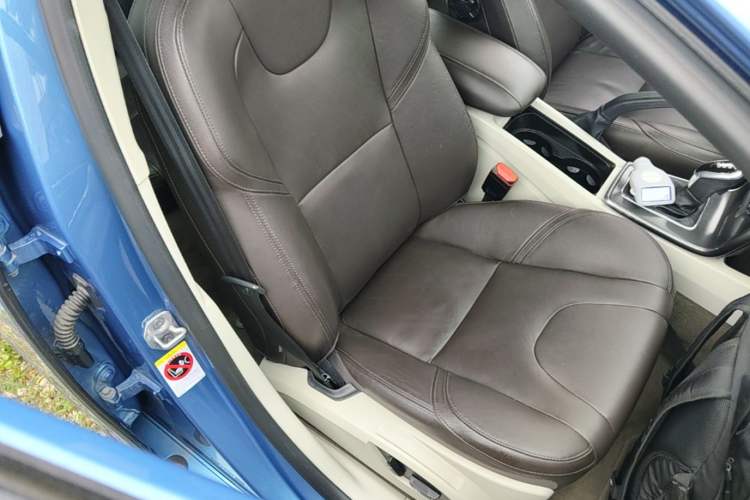 Used Volvo V40 2016 T4 Smart Luxury Edition Right Front Seat