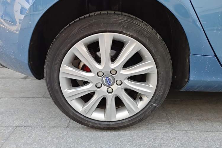 Used Volvo V40 2016 T4 Smart Luxury Edition Right Rear Wheel Hub