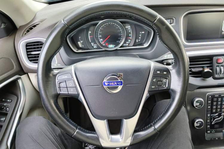 Used Volvo V40 2016 T4 Smart Luxury Edition Steering Wheel
