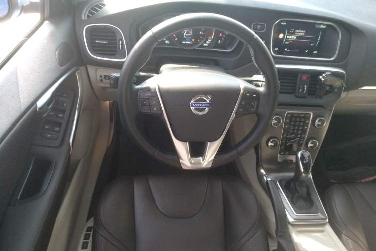 Used Volvo V40 2016 T4 Smart Luxury Edition Steering Wheel