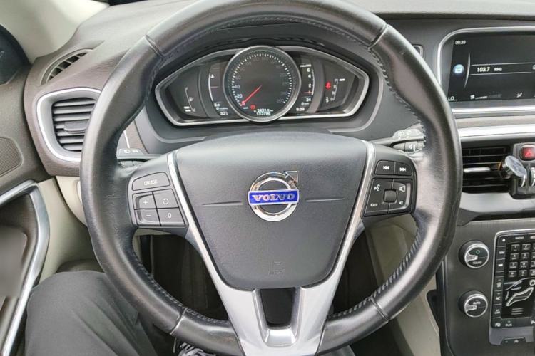 Used Volvo V40 2016 T4 Smart Luxury Edition Steering Wheel