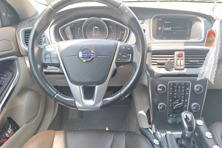 Used Volvo V40 2016 T4 Smart Luxury Edition Steering Wheel