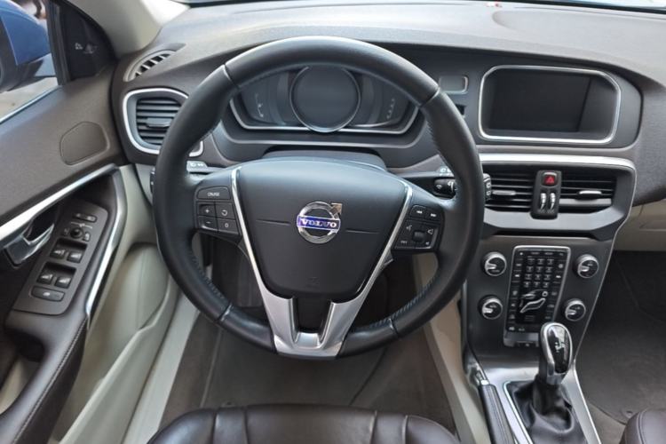 Used Volvo V40 2016 T4 Smart Luxury Edition Steering Wheel