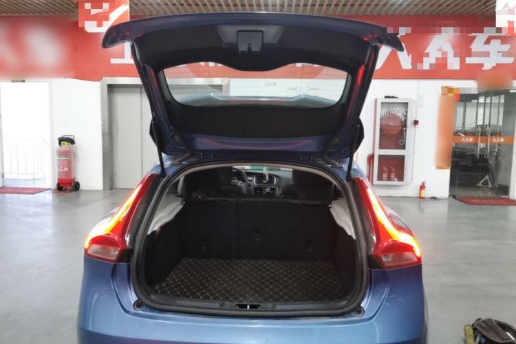 Used Volvo V40 2016 T3 Zhiyi Edition Trunk