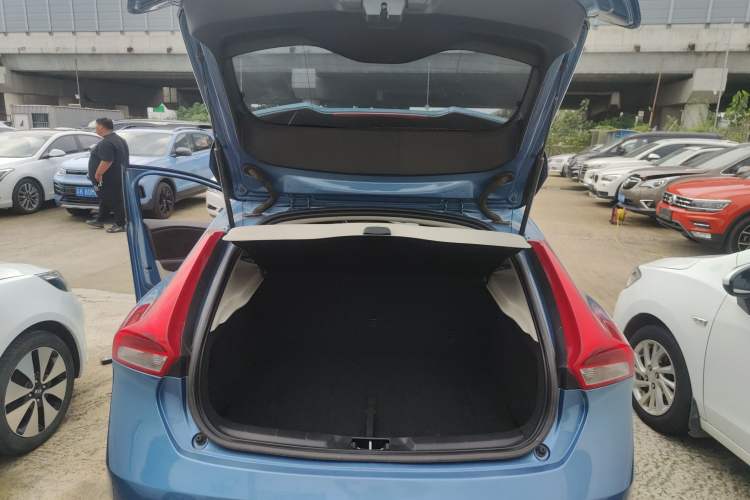 Used Volvo V40 2016 T3 Zhiyi Edition Trunk