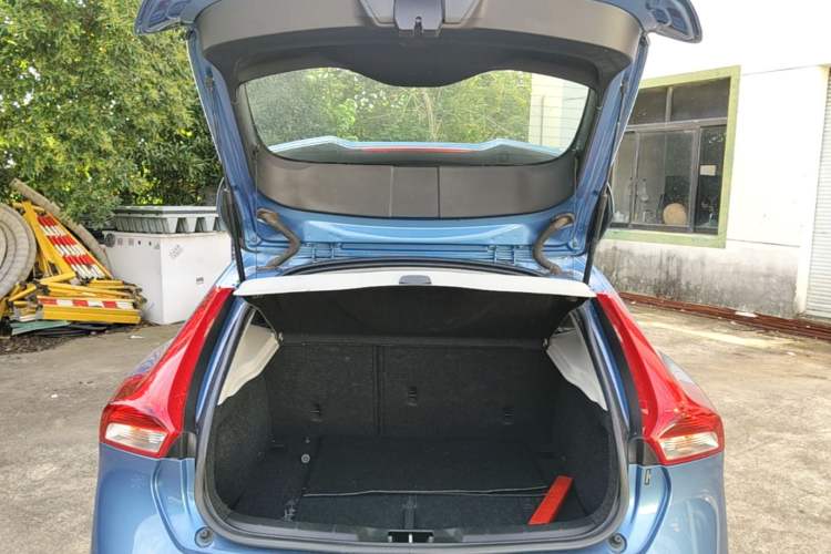 Used Volvo V40 2016 T4 Smart Luxury Edition Trunk