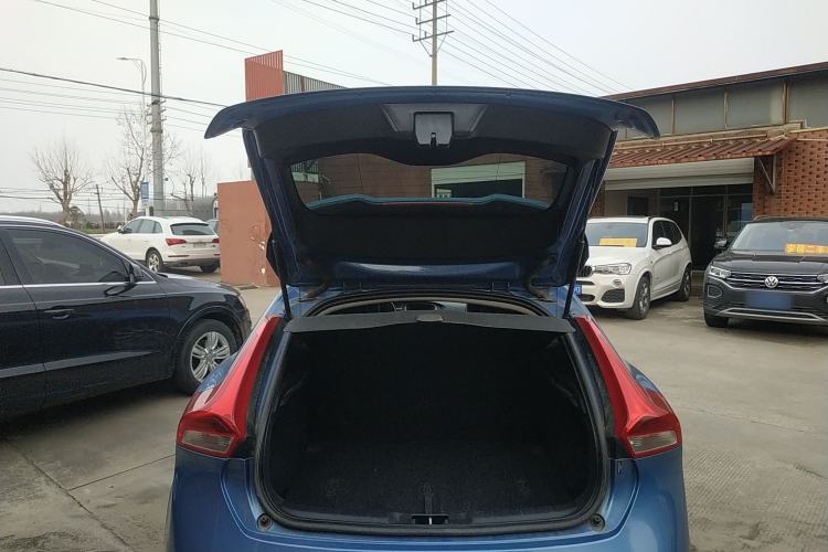 Used Volvo V40 2016 T3 Zhiyi Edition Trunk