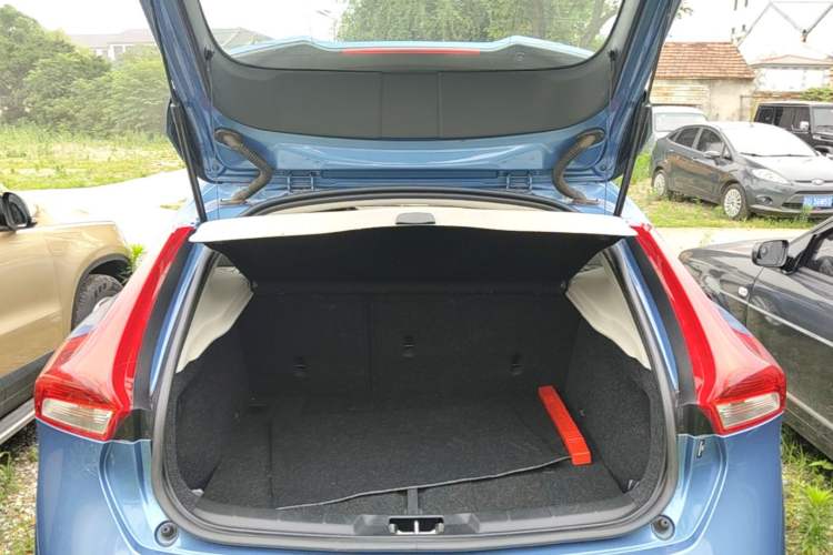 Used Volvo V40 2016 T4 Smart Luxury Edition Trunk