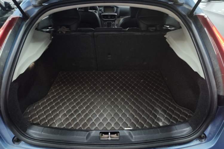 Used Volvo V40 2016 T3 Zhiyi Edition Trunk