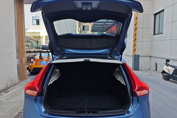 Used Volvo V40 2016 T4 Smart Luxury Edition Trunk