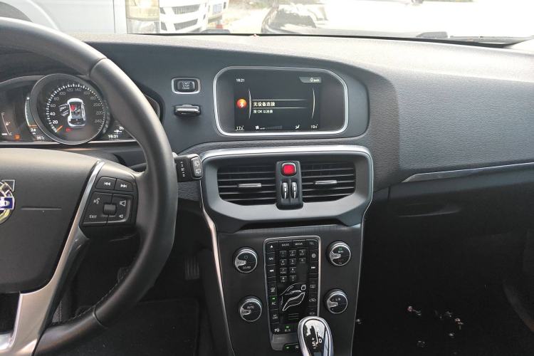 Used Volvo V40 2016 T4 Smart Luxury Edition Audio And AC Panel