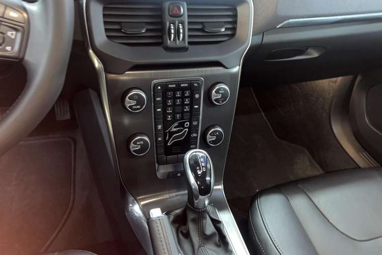 Used Volvo V40 2016 T3 Zhiyi Edition Audio And AC Panel