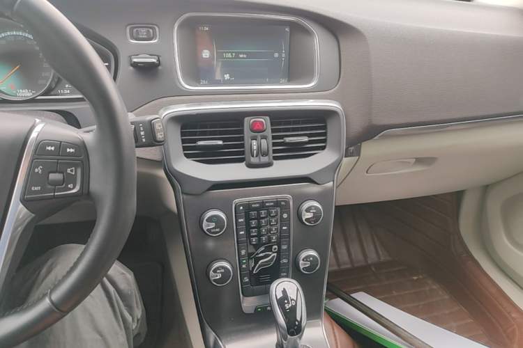 Used Volvo V40 2016 T3 Zhiyi Edition Audio And AC Panel