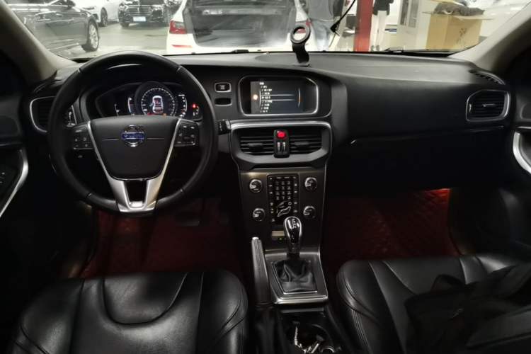 Used Volvo V40 2016 T3 Zhiyi Edition Center Console