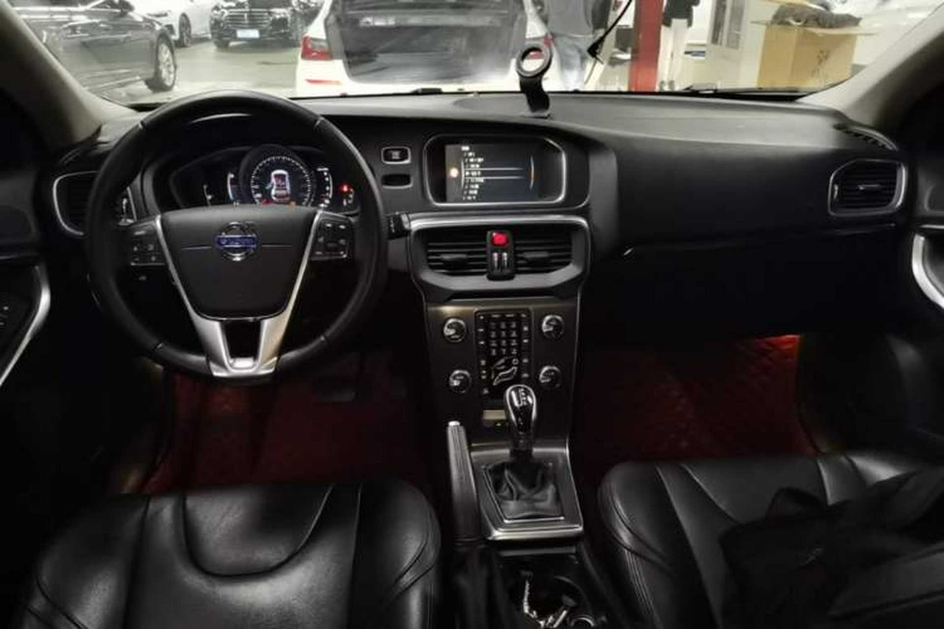 Used Volvo V40 2016 T3 Zhiyi Edition Center Console