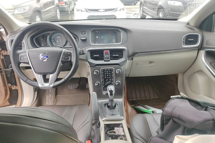 Used Volvo V40 2016 T3 Zhiyi Edition Center Console