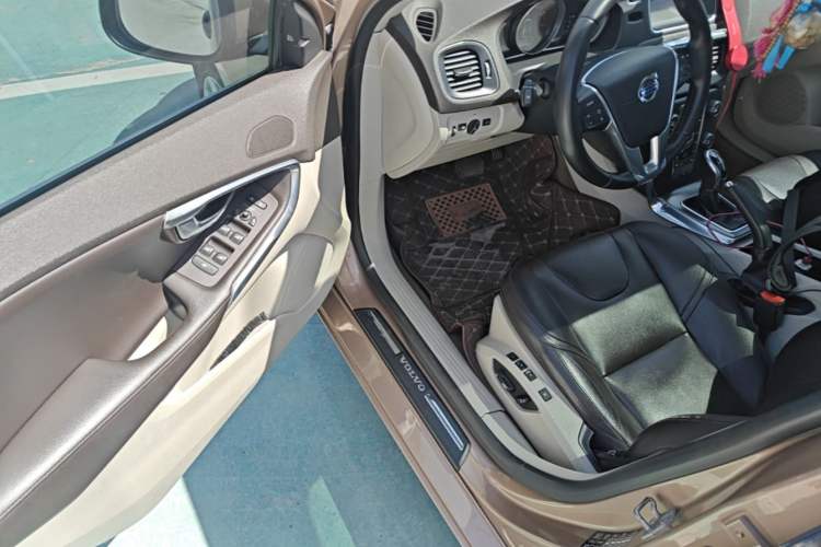 Used Volvo V40 2016 T4 Smart Luxury Edition Driver Seat