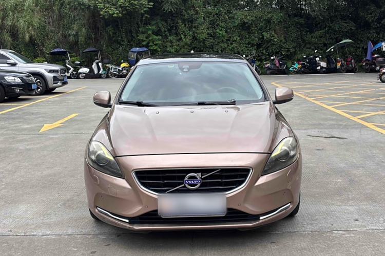 Used Volvo V40 2016 T4 Smart Luxury Edition Exterior 2